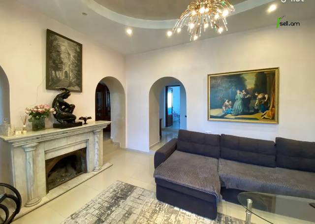 Երեք հարկանի տուն Լենինգրադյան փողոցում Աջափնյակում, 425 ք.մ., 3+ սանհանգույց, եվրովերանորոգված