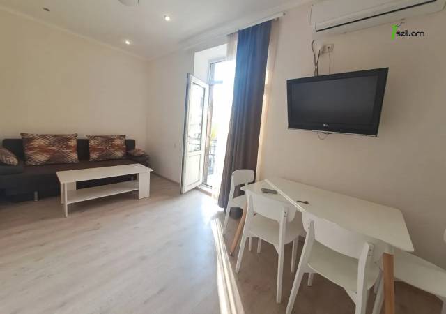 2 սենյականոց բնակարան Բաղրամյան պողոտայում, 42 ք.մ., 2/5 հարկ, կապիտալ վերանորոգված, քարե շենք