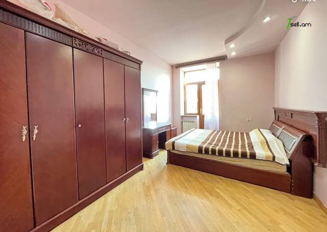 3 սենյականոց բնակարան, Komitas Ave, 130 քմ, նախավերջին հարկ, 2 սանհանգույց, բարձր առաստաղներ