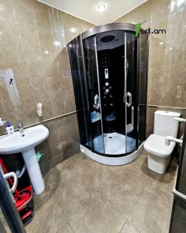 Երկու հարկանի քարե տուն, Դավթաշեն 2-րդ թաղամաս Դավիթաշենում, 290 ք.մ., 2 սանհանգույց