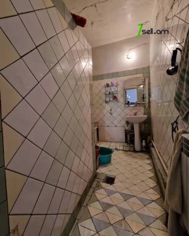 Երկու հարկանի քարե տուն Խորեն Խաչատրյան փողոցում Աջափնյակում, 300 ք.մ., 2 սանհանգույց