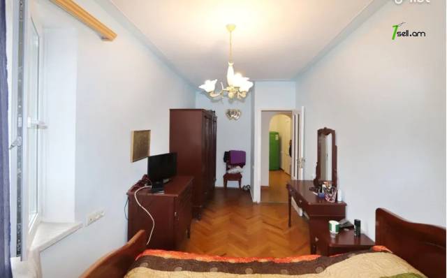 Երեք հարկանի քարե տուն Տիգրան Մեծի պողոտայում Էրեբունիում, 372 ք.մ., 2 սանհանգույց, եվրովերանորոգված