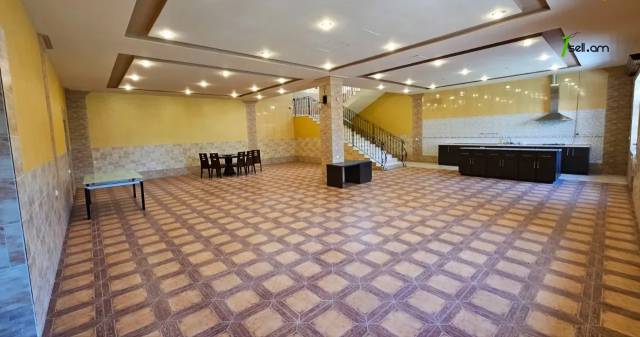 Չորս հարկանի քարե տուն Գարեգին Հովսեփյանի փողոցում Նորք Մարաշում, 2265 քմ, 3+ սանհանգույց