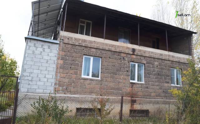 Երկու հարկանի քարե տուն, Ղարսի խճուղի Գյումրիում, 298 ք.մ., 2 սանհանգույց