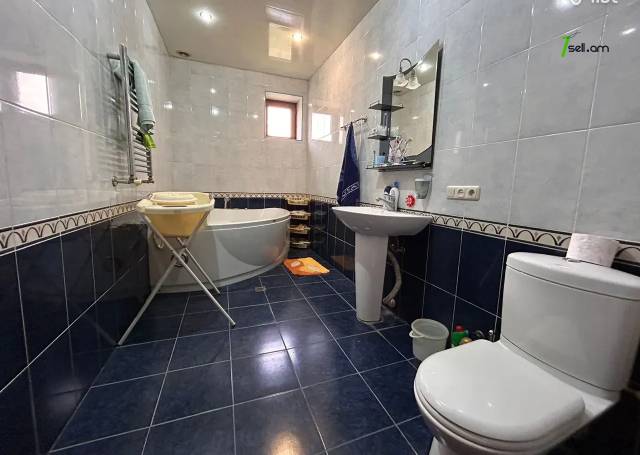 Երեք հարկանի քարե տուն Առինջի 17-րդ փողոցում Առինջում, 360 ք.մ., 3+ սանհանգույց