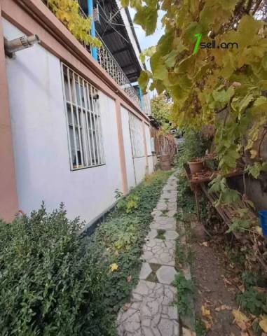 Երկու հարկանի քարե տուն Պարույր Սևակի փողոցում Քանաքեռ Զեյթունում, 320 ք.մ.