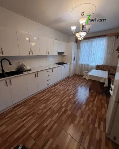3 սենյականոց բնակարան Նալբանդյան փողոցում, 100 ք.մ., 2 սանհանգույց, բարձր առաստաղներ, 3/5 հարկ