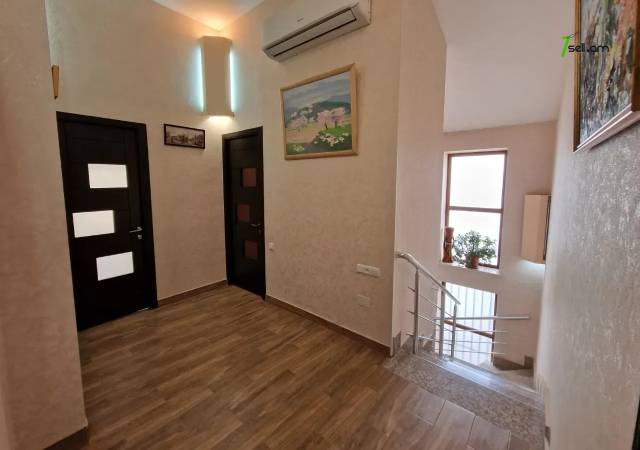 Երեք հարկանի քարե տուն Կարապետյան փողոցում Աջափնյակում, 470 ք.մ., 3+ սանհանգույց