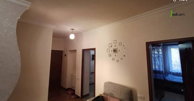 3 սենյականոց բնակարան Աբովյան փողոցում, 87 ք.մ., 3/5 հարկ, կապիտալ վերանորոգված, քարե շենք