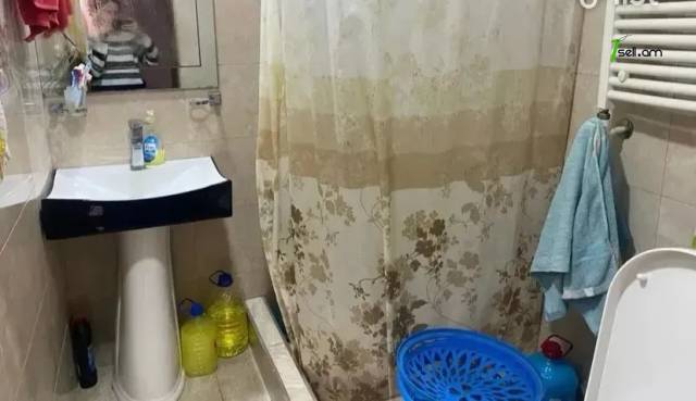 4 սենյականոց բնակարան Ռոստովյան փողոցում, 75 ք.մ., 3/5 հարկ, կոսմետիկ վերանորոգում, քարե շենք