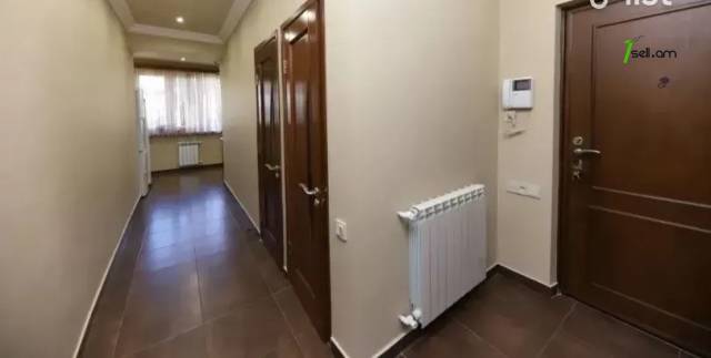 3 սենյականոց բնակարան Լենինգրադյան փողոցում, 81 ք.մ., 3/5 հարկ, եվրովերանորոգված, քարե շենք