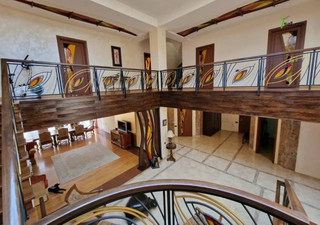 Երեք հարկանի քարե տուն, Ձոր 1 թաղամաս Դավիթաշենում, 800 ք.մ., 3+ սանհանգույց, կապիտալ վերանորոգված