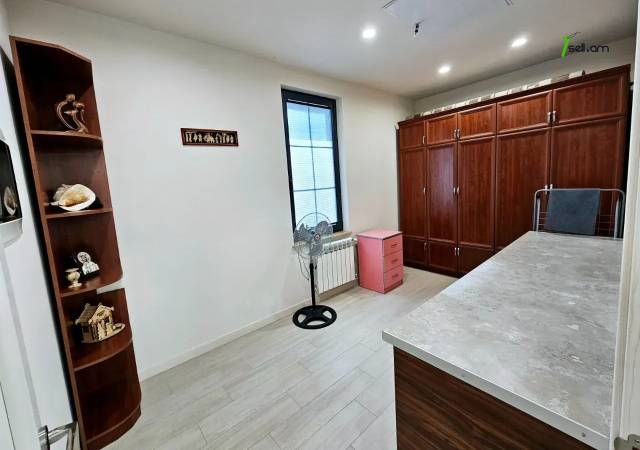 Երկու հարկանի քարե տուն, Նոյ թաղամաս Աջափնյակում, 820 քմ, 3+ սանհանգույց, կապիտալ վերանորոգված