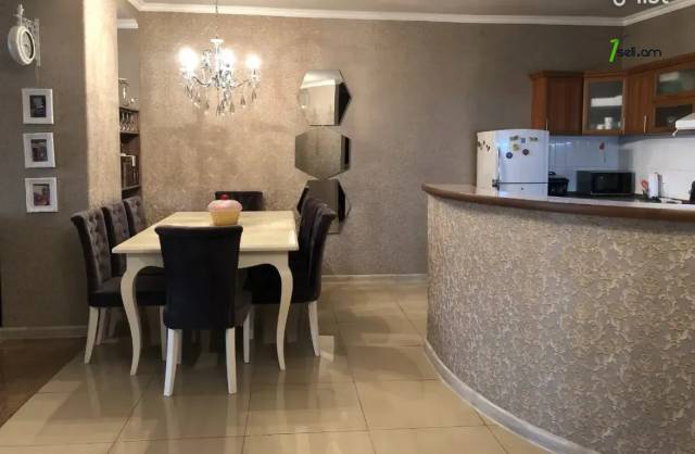 4 սենյականոց բնակարան Մաշտոցի պողոտայում, 135 ք.մ., 2 սանհանգույց, կապիտալ վերանորոգված, քարե շենք