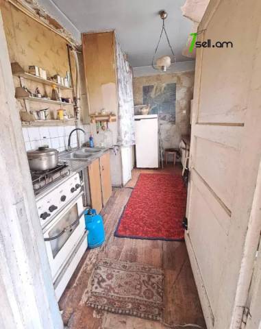 Երկու հարկանի քարե տուն Պարույր Սևակի փողոցում Քանաքեռ Զեյթունում, 320 ք.մ.