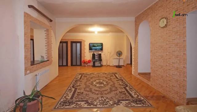 Մեկ հարկանի քարե տուն Աղասի փողոցում Քանաքեռ Զեյթունում, 400 ք.մ., եվրովերանորոգված