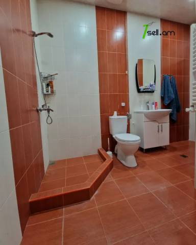 Երկու հարկանի քարե տուն Մելքումովի փողոցում Դավիթաշենում, 600 ք.մ., 3+ սանհանգույց, եվրովերանորոգված