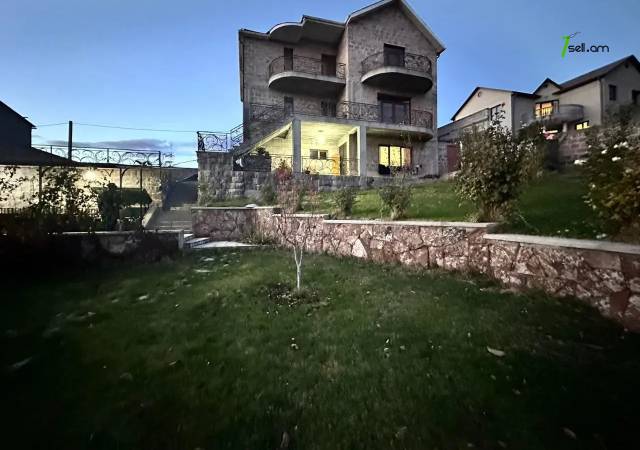 Երեք հարկանի քարե տուն 1-ին փողոցում Զովունիում, 800 ք.մ., 3+ սանհանգույց, կապիտալ վերանորոգված