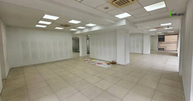 Բազմաֆունկցիոնալ գույք Հանրապետության փողոցում կենտրոնում, 1200 ք.մ.