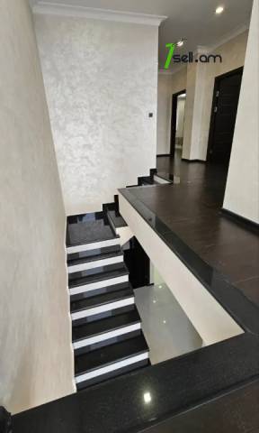 Երկու հարկանի քարե տուն Մարշալ Բաբաջանյանի փողոցում Ավանում, 500 քմ, 3+ սանհանգույց