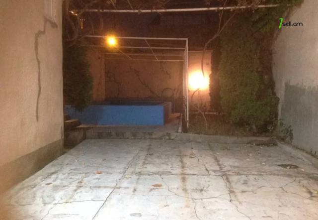Մեկ հարկանի քարե տուն Բուռնազյան փողոցում Էրեբունիում, 300 ք.մ., կապիտալ վերանորոգված