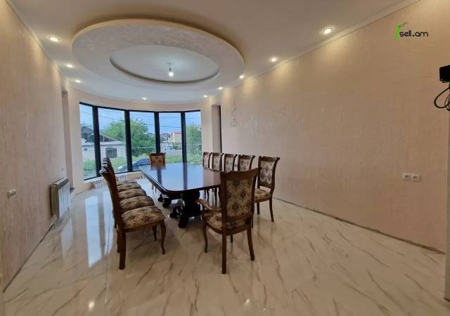 Մեկ հարկանի քարե տուն Էրեբունու փողոցում Էրեբունիում, 450 ք.մ., կապիտալ վերանորոգված