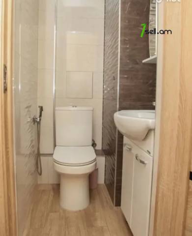 3 սենյականոց բնակարան Մաշտոցի պողոտայում, 100 ք.մ., 2 սանհանգույց, բարձր առաստաղներ, 6/12 հարկ