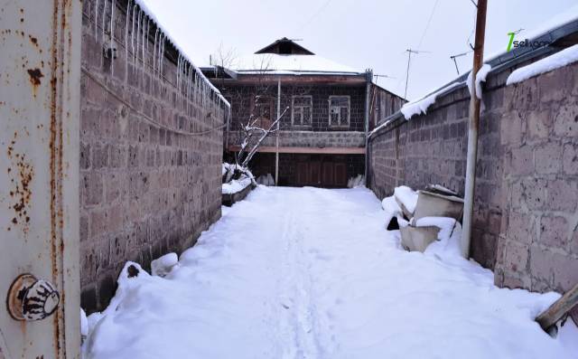 Երկու հարկանի քարե տուն Սուրեն Մատնիշյանի փողոցում Գյումրիում, 250 ք.մ.