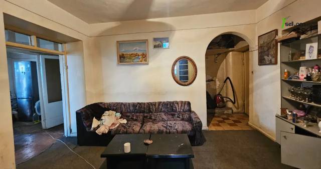 2 սենյականոց բնակարան Բաղրամյան պողոտայում, 68 քմ, 1/4 հարկ, բարձր առաստաղներ, քարե շենք