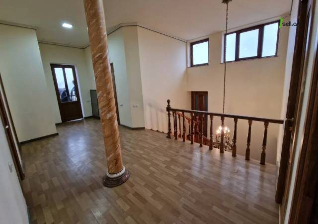 Երկու հարկանի քարե տուն, Եղվարդի խճուղի Զովունիում, 1000 ք.մ., 3+ սանհանգույց, եվրովերանորոգված