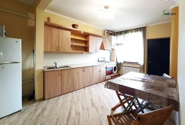 3 սենյականոց բնակարան Ավետիս Ահարոնյան փողոցում, 77 ք.մ., 2/5 հարկ, կապիտալ վերանորոգված, քարե շենք