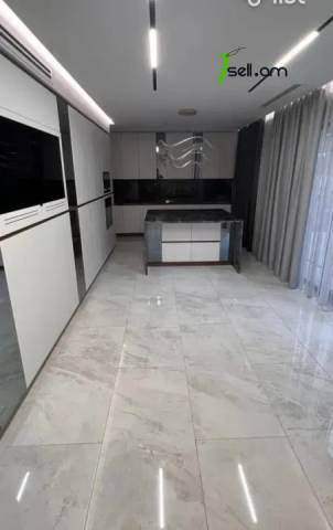 Երկու հարկանի թաունհաուզ Վերին Անտառային փողոցում կենտրոնում, 250 ք.մ., 3+ սանհանգույց