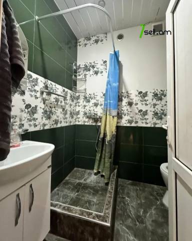 2 սենյականոց բնակարան Քաջազնունի փողոցում, 45 քմ, 3/5 հարկ, կապիտալ վերանորոգված, քարե շենք