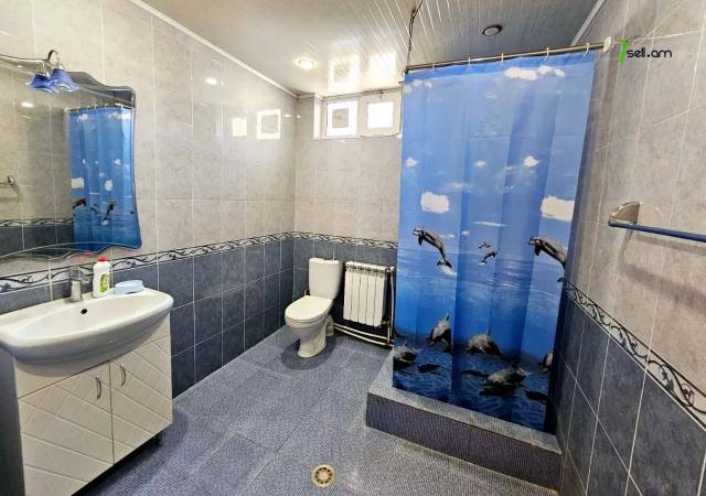 Երկու հարկանի քարե տուն Օստրովսկու փողոցում կենտրոնում, 380 քմ, 2 սանհանգույց, եվրովերանորոգված