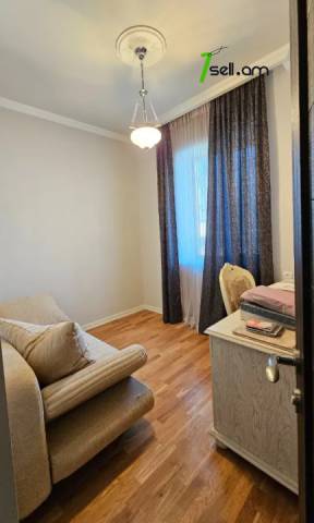 Չորս հարկանի քարե տուն Սիլիկյան 4-րդ փողոցում Աջափնյակում, 2480 ք.մ., 3+ սանհանգույց, մեծ հողամաս