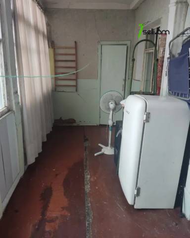 3 սենյականոց բնակարան Արամ Խաչատրյանի փողոցում, 86 ք.մ., մի քանի պատշգամբ, քարե շենք