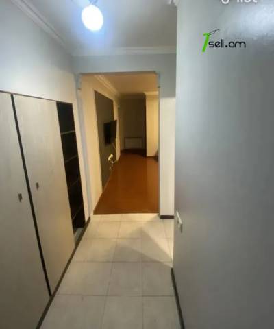 3 սենյականոց բնակարան Ռոստովյան փողոցում, 80 ք.մ., 1/5 հարկ, կապիտալ վերանորոգված, քարե շենք