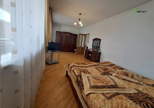 Երեք հարկանի քարե տուն Դավիթ Բեկի փողոցում Էրեբունիում, 900 ք.մ., 2 սանհանգույց