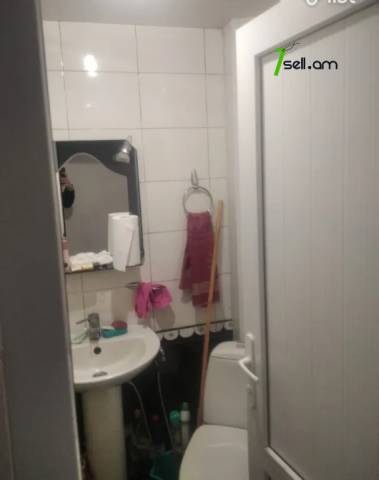 2 սենյականոց բնակարան Հայկ Գյուլիքևխյանի փողոցում, 52 քմ, կոսմետիկ վերանորոգում, քարե շենք