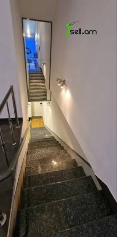 Ընդարձակ 5 սենյականոց բնակարան Մեսրոպ Մաշտոցի պողոտայում, 310 ք.մ., 2 սանհանգույց, բարձր առաստաղներ
