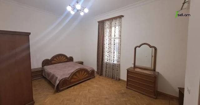 3 սենյականոց բնակարան Խորենացու փողոցում, 90 ք.մ., 3/5 հարկ, կապիտալ վերանորոգված, քարե շենք