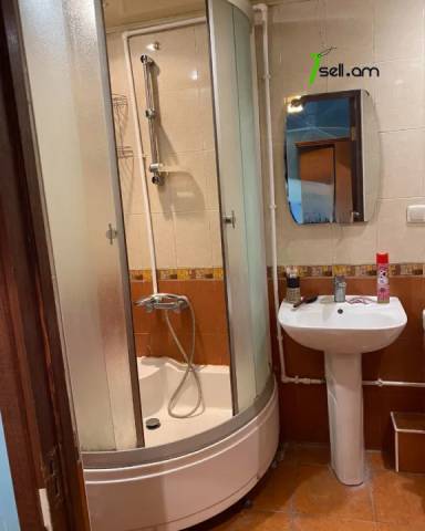 1 սենյականոց բնակարան Հանրապետության փողոցում, 50 ք.մ., 5/10 հարկ, եվրովերանորոգված