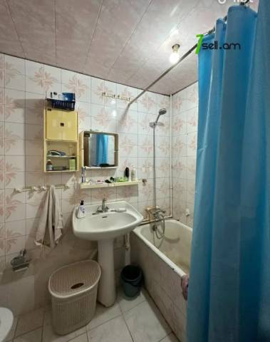 2 սենյականոց բնակարան Մամիկոնյանց փողոցում, 68 ք.մ., 2/5 հարկ, մասնակի վերանորոգում, քարե շենք