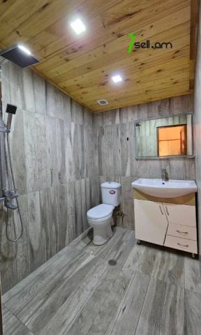 Երկու հարկանի քարե տուն, Գ-1 թաղամաս Աջափնյակում, 880 ք.մ., 2 սանհանգույց, կապիտալ վերանորոգված