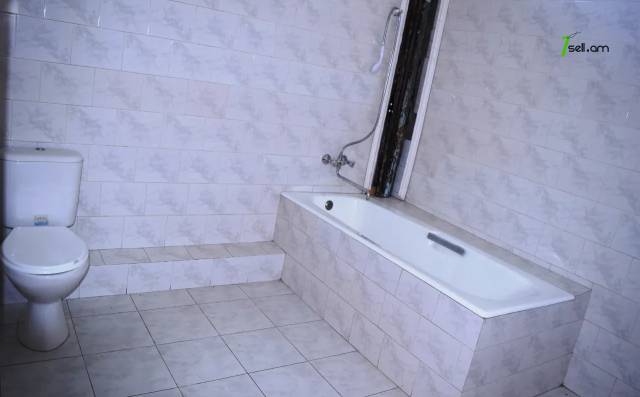 Երկու հարկանի քարե տուն, Ախուրյան խճուղի Ախուրյանում, 680 ք.մ., 2 սանհանգույց, մեծ հողամաս