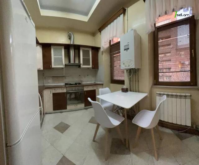 3 սենյականոց բնակարան Ամիրյան փողոցում, 70 ք.մ., 3/5 հարկ, կապիտալ վերանորոգված, քարե շենք