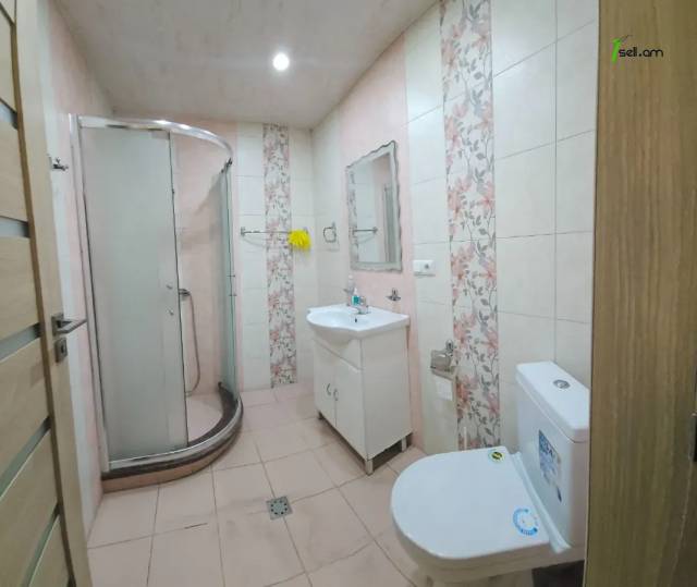 Երեք հարկանի քարե տուն Արցախի պողոտայում Էրեբունիում, 460 ք.մ., 3+ սանհանգույց, կապիտալ վերանորոգված