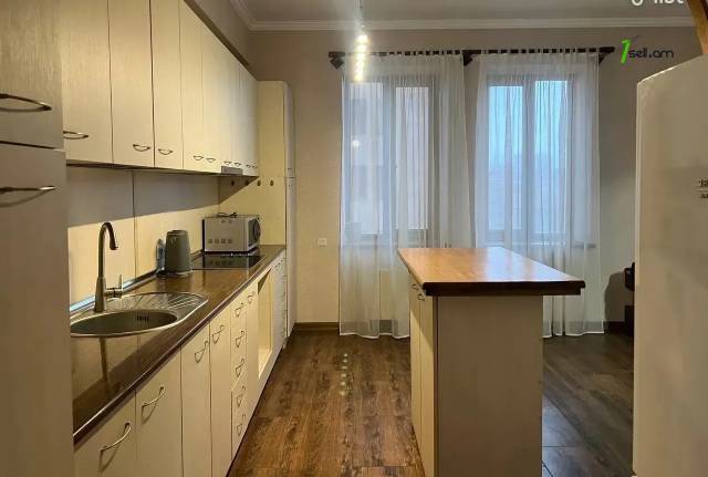 2 սենյականոց բնակարան նորակառույց շենքում Ադոնցի փողոցում, 78 ք.մ., բարձր առաստաղներ, 5/16 հարկ