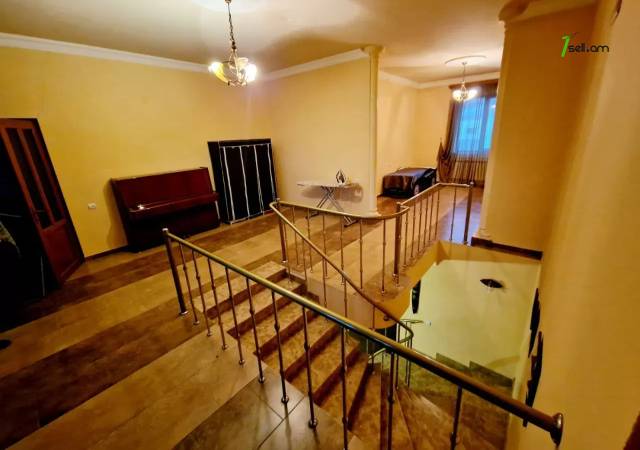 Երկու հարկանի քարե տուն, Դավթաշեն վարչական շրջան Դավիթաշենում, 650 ք.մ., 2 սանհանգույց