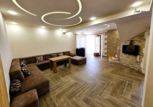 Երկու հարկանի քարե տուն 41-րդ փողոցում Զովունիում, 600 ք.մ., 3+ սանհանգույց